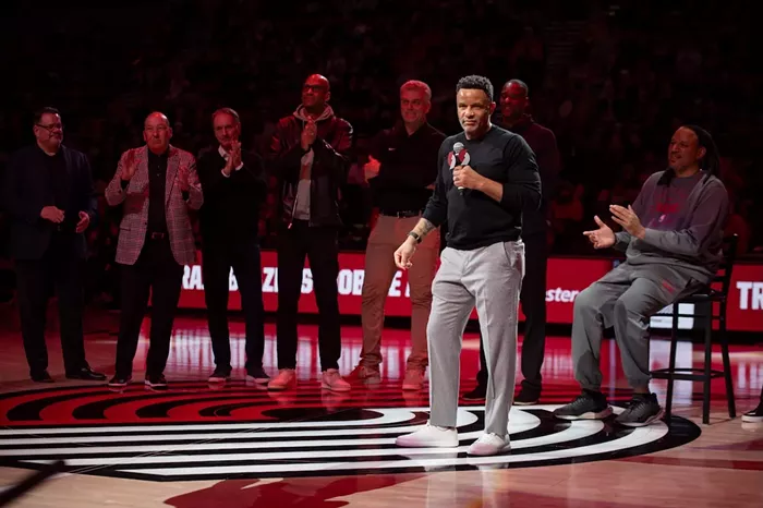 The '99-'00 Blazers Squad Get Their Roses